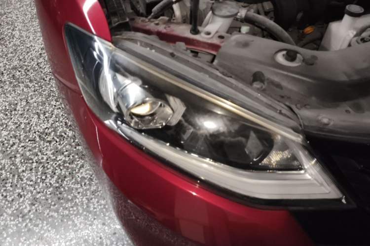 Used Nissan Tiida 2016 1.6L CVT ZhiZun Edition Right Front Headlight