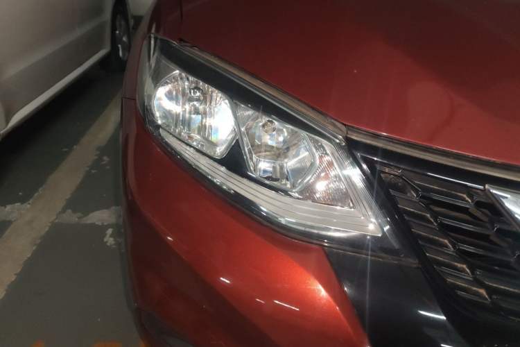 Used Nissan Tiida 2016 1.6L CVT Cool Dynamic Edition Right Front Headlight