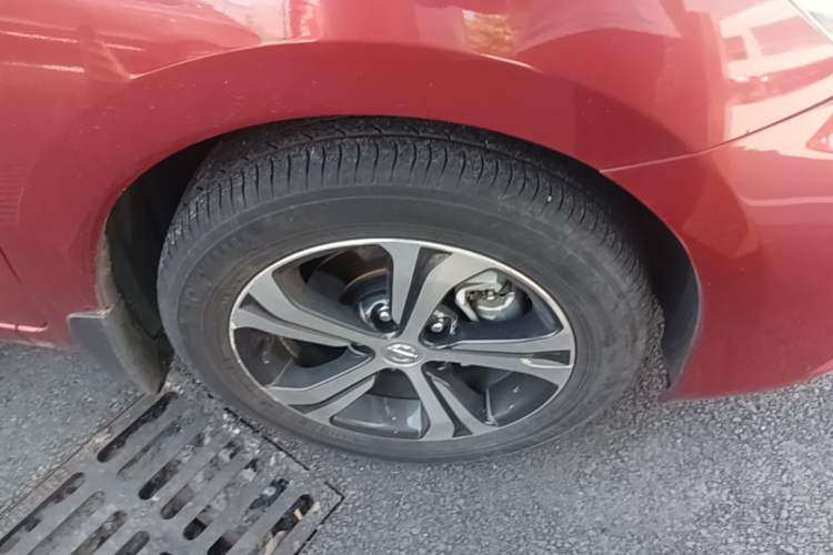 Used Nissan Tiida 2016 1.6L CVT Smart Drive Edition Right Front Wheel Hub