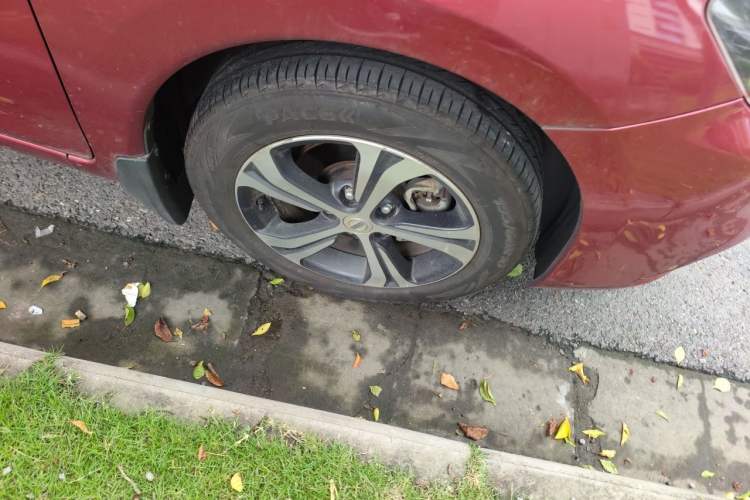 Used Nissan Tiida 2016 1.6L CVT Smart Drive Edition Right Front Wheel Hub