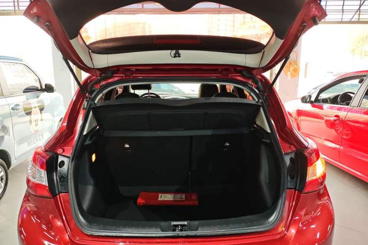 Used Nissan Tiida 2016 1.6L CVT Cool Dynamic Edition Trunk
