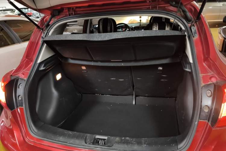 Used Nissan Tiida 2016 1.6L CVT Cool Dynamic Edition Trunk