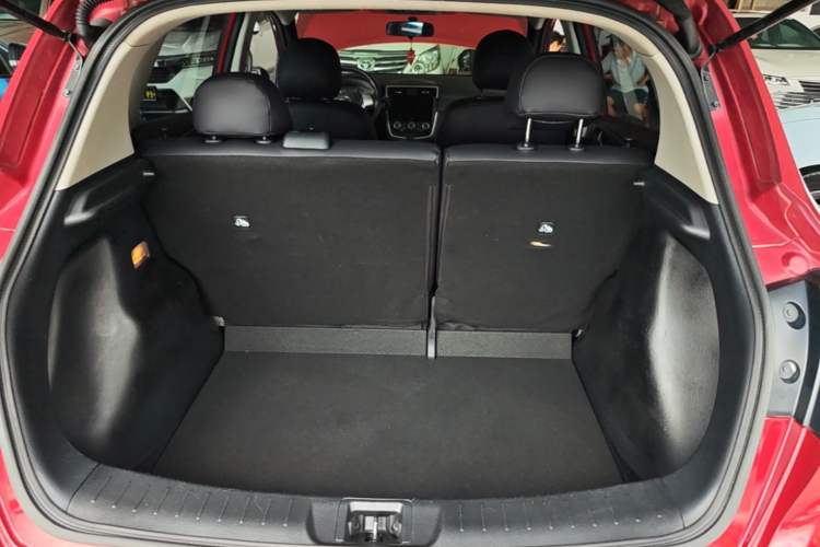Used Nissan Tiida 2016 1.6L CVT Cool Dynamic Edition Trunk