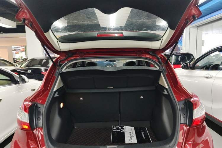 Used Nissan Tiida 2016 1.6L CVT Cool Dynamic Edition Trunk