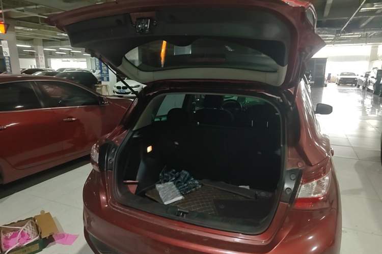 Used Nissan Tiida 2016 1.6L CVT Cool Dynamic Edition Trunk