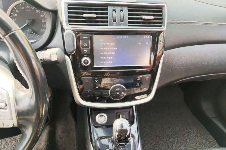 Used Nissan Tiida 2016 1.6L CVT ZhiZun Edition Audio And AC Panel