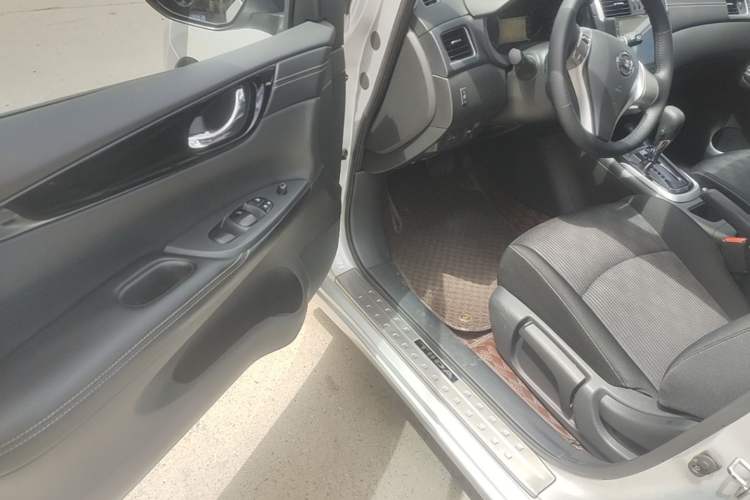 Used Nissan Tiida 2016 1.6L CVT Cool Dynamic Edition Driver Seat