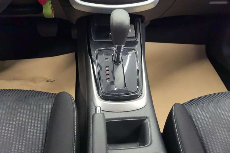 Used Nissan Tiida 2016 1.6L CVT Cool Dynamic Edition Gear Lever