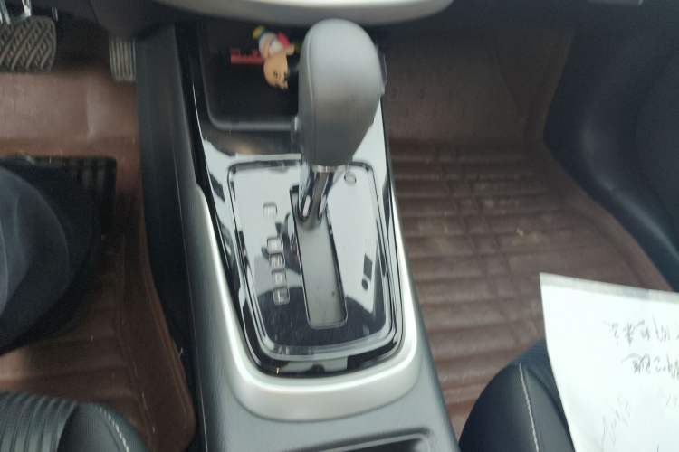Used Nissan Tiida 2016 1.6L CVT Cool Dynamic Edition Gear Lever