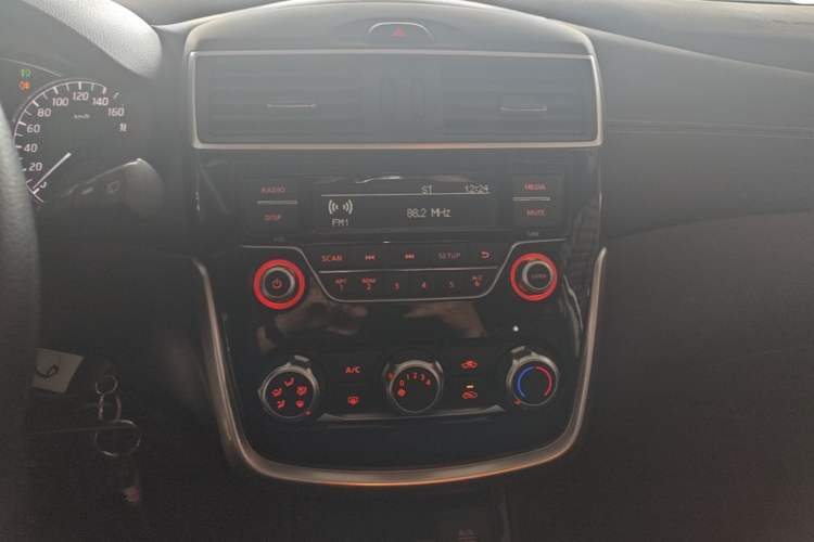Used Nissan Tiida 2016 1.6L CVT Cool Dynamic Edition Audio And AC Panel