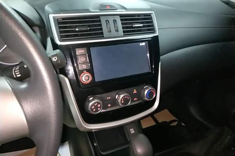 Used Nissan Tiida 2016 1.6L CVT Cool Dynamic Edition Audio And AC Panel