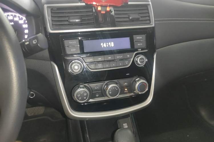 Used Nissan Tiida 2016 1.6L CVT Cool Dynamic Edition Audio And AC Panel