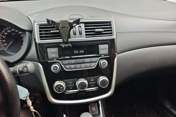 Used Nissan Tiida 2016 1.6L CVT Cool Dynamic Edition Audio And AC Panel