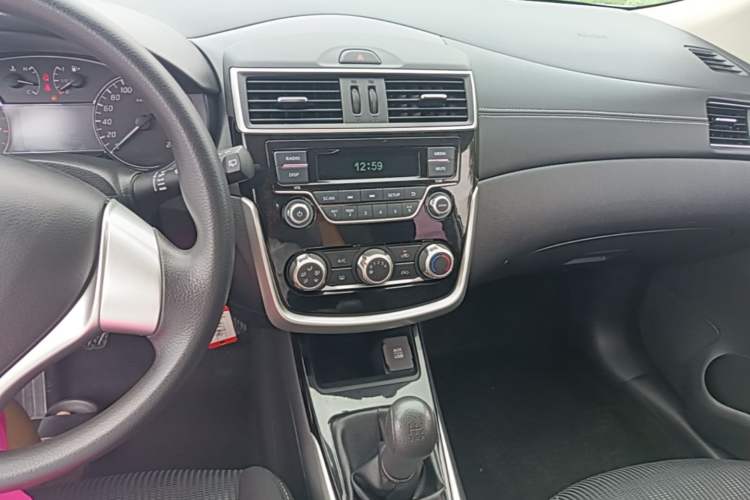 Used Nissan Tiida 2016 1.6L Manual Cool Edition Audio And AC Panel