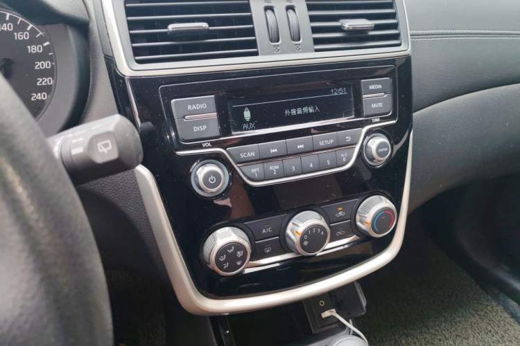 Used Nissan Tiida 2016 1.6L CVT Cool Dynamic Edition Audio And AC Panel