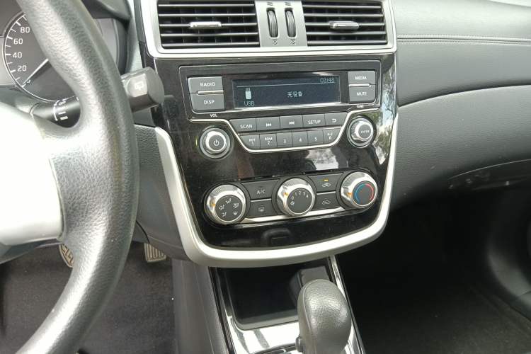 Used Nissan Tiida 2016 1.6L CVT Cool Dynamic Edition Audio And AC Panel