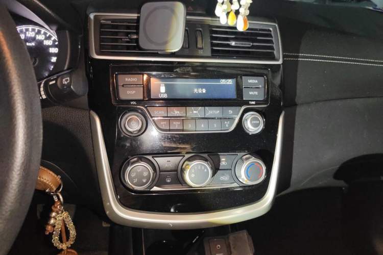 Used Nissan Tiida 2016 1.6L CVT Cool Dynamic Edition Audio And AC Panel