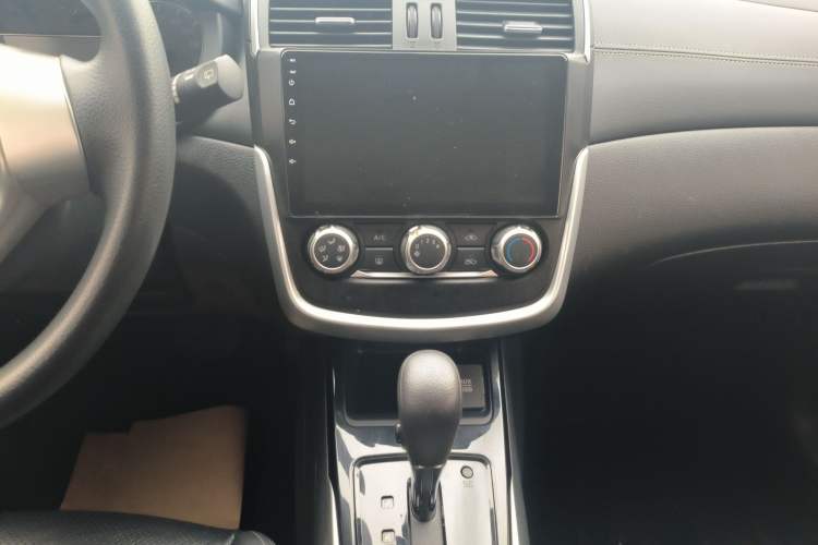 Used Nissan Tiida 2016 1.6L CVT Cool Dynamic Edition Audio And AC Panel
