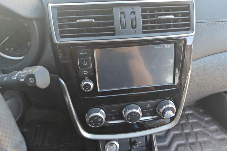 Used Nissan Tiida 2016 1.6L CVT Cool Dynamic Edition Audio And AC Panel
