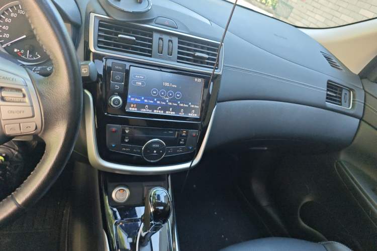 Used Nissan Tiida 2016 1.6L CVT ZhiZun Edition Audio And AC Panel