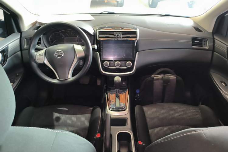 Used Nissan Tiida 2016 1.6L CVT Cool Dynamic Edition Center Console