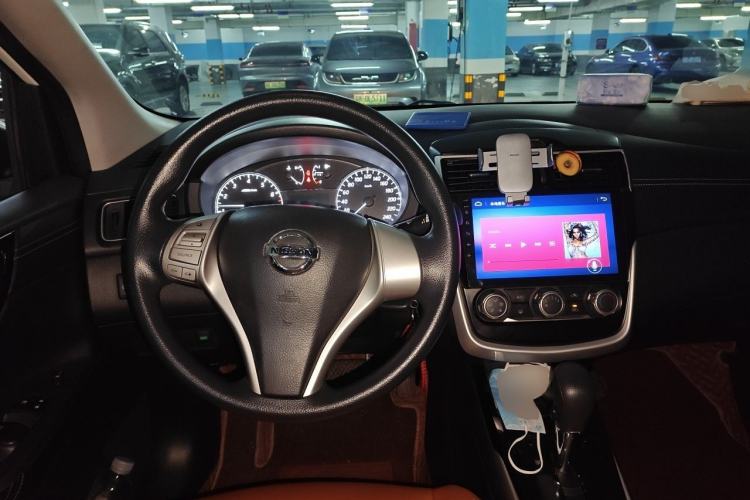 Used Nissan Tiida 2016 1.6L CVT Cool Dynamic Edition Center Console