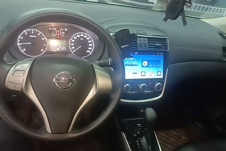 Used Nissan Tiida 2016 1.6L CVT Cool Dynamic Edition Center Console