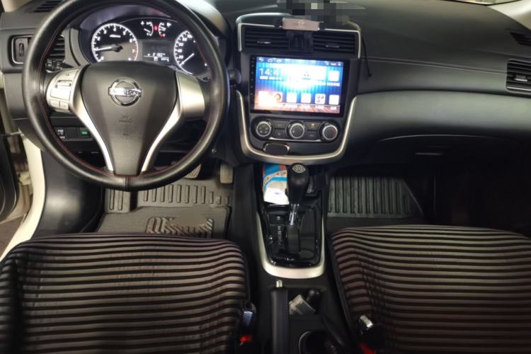 Used Nissan Tiida 2016 1.6L CVT Cool Dynamic Edition Center Console