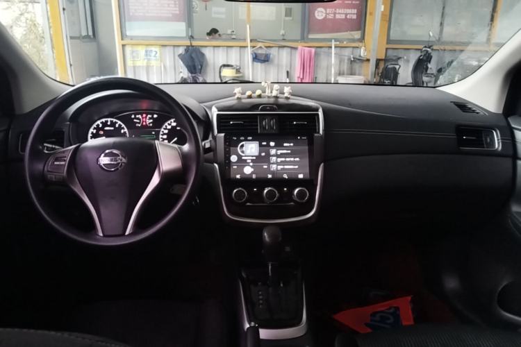 Used Nissan Tiida 2016 1.6L CVT Cool Dynamic Edition Center Console