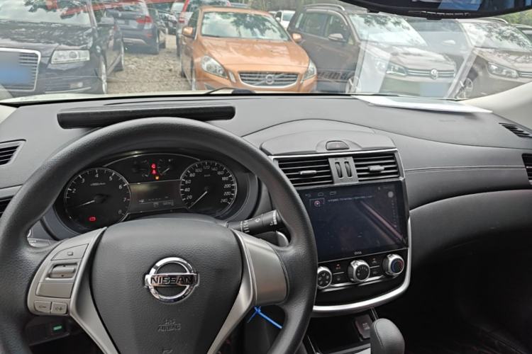 Used Nissan Tiida 2016 1.6L CVT Cool Dynamic Edition Center Console