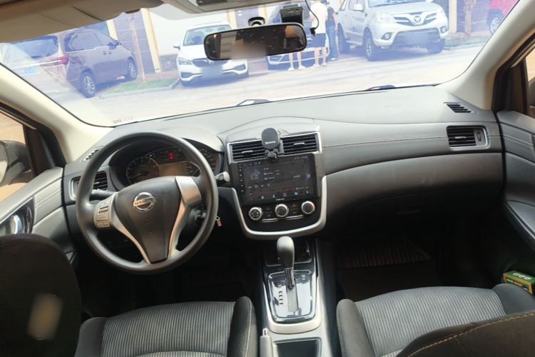 Used Nissan Tiida 2016 1.6L CVT Cool Dynamic Edition Center Console