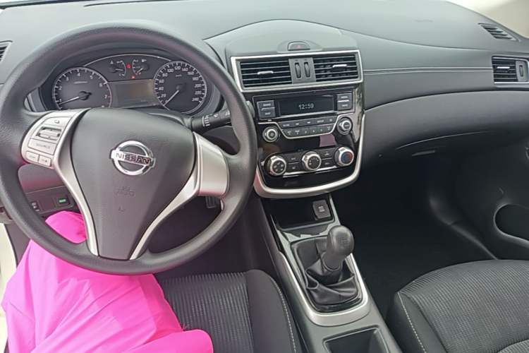 Used Nissan Tiida 2016 1.6L Manual Cool Edition Center Console