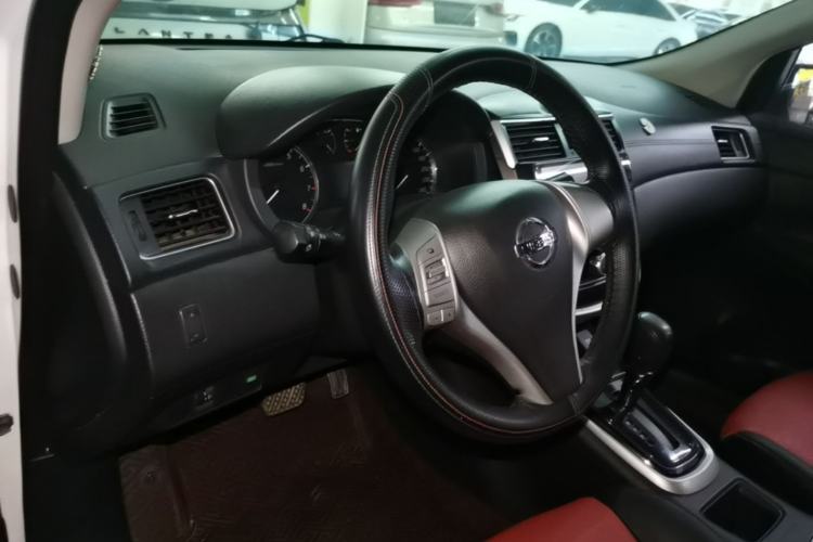 Used Nissan Tiida 2016 1.6L CVT Cool Dynamic Edition Center Console