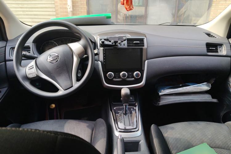Used Nissan Tiida 2016 1.6L CVT Cool Dynamic Edition Center Console