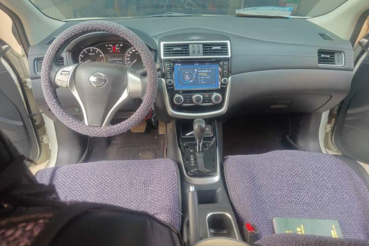 Used Nissan Tiida 2016 1.6L CVT Cool Dynamic Edition Center Console
