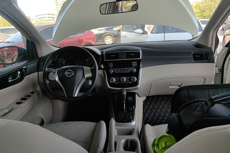Used Nissan Tiida 2016 1.6L CVT Cool Dynamic Edition Center Console