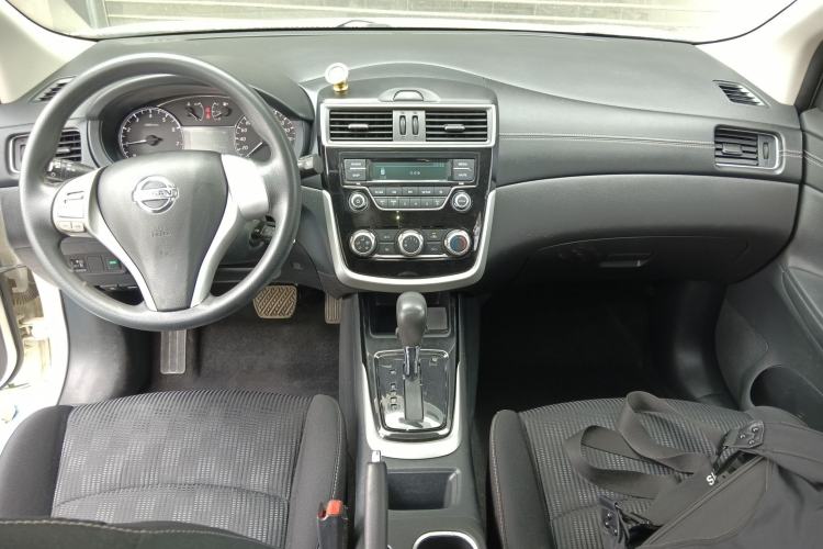 Used Nissan Tiida 2016 1.6L CVT Cool Dynamic Edition Center Console