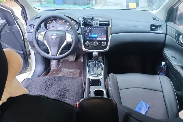 Used Nissan Tiida 2016 1.6L CVT Cool Dynamic Edition Center Console