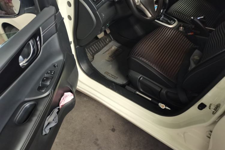 Used Nissan Tiida 2016 1.6L CVT Cool Dynamic Edition Driver Seat
