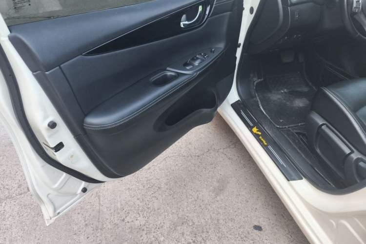 Used Nissan Tiida 2016 1.6L CVT ZhiZun Edition Driver Seat
