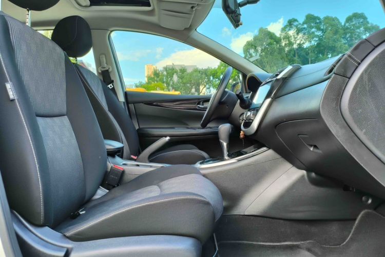 Used Nissan Tiida 2016 1.6L CVT Cool Dynamic Edition Exterior 8