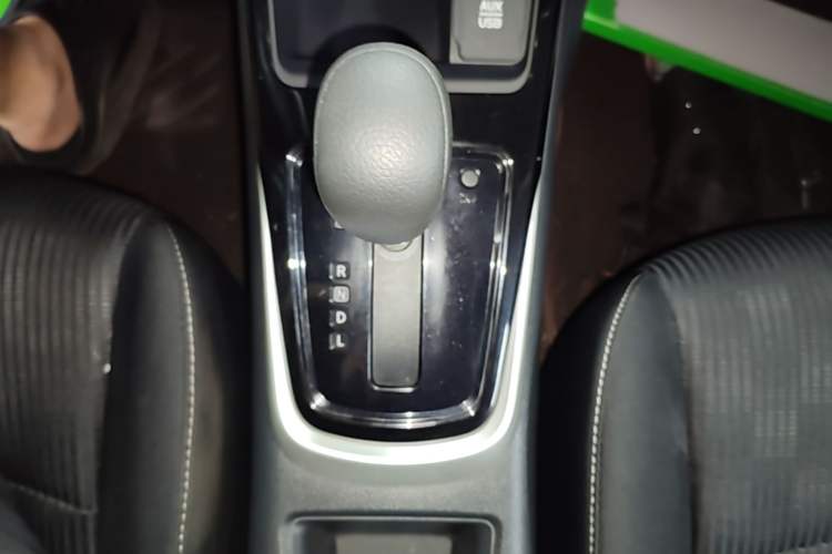 Used Nissan Tiida 2016 1.6L CVT Cool Dynamic Edition Gear Lever