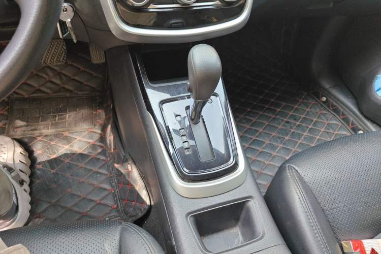 Used Nissan Tiida 2016 1.6L CVT Cool Dynamic Edition Gear Lever