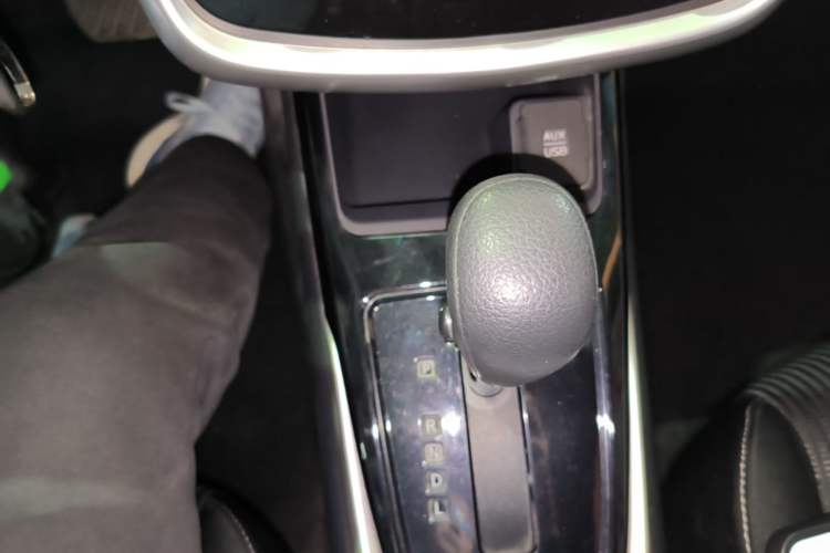 Used Nissan Tiida 2016 1.6L CVT Cool Dynamic Edition Gear Lever
