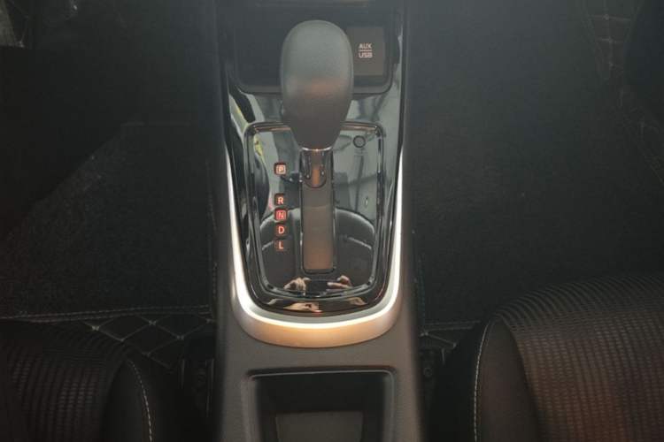 Used Nissan Tiida 2016 1.6L CVT Cool Dynamic Edition Gear Lever