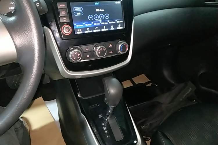 Used Nissan Tiida 2016 1.6L CVT Cool Dynamic Edition Gear Lever