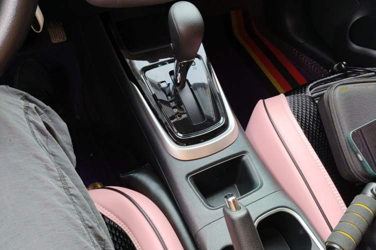 Used Nissan Tiida 2016 1.6L CVT Cool Dynamic Edition Gear Lever