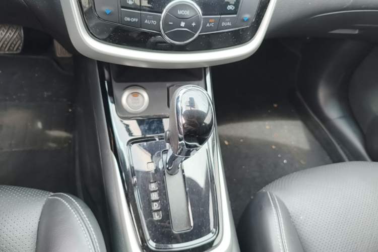 Used Nissan Tiida 2016 1.6L CVT ZhiZun Edition Gear Lever