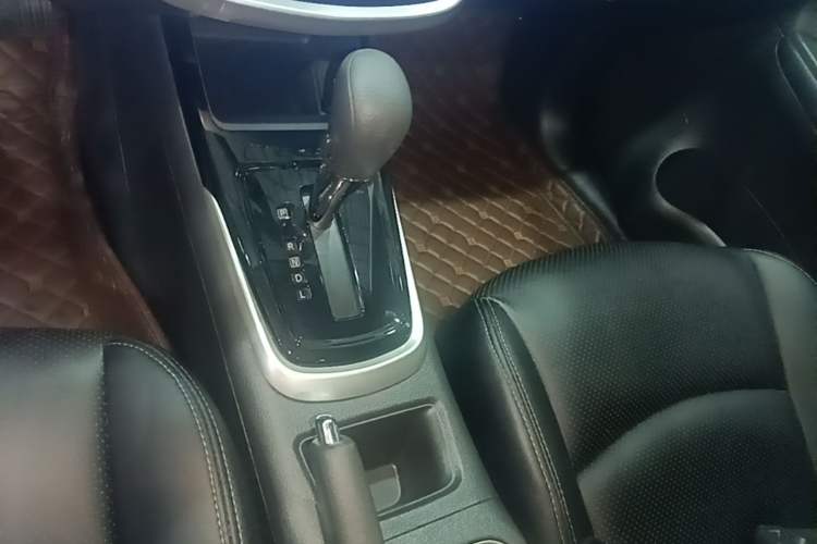 Used Nissan Tiida 2016 1.6L CVT Cool Dynamic Edition Gear Lever