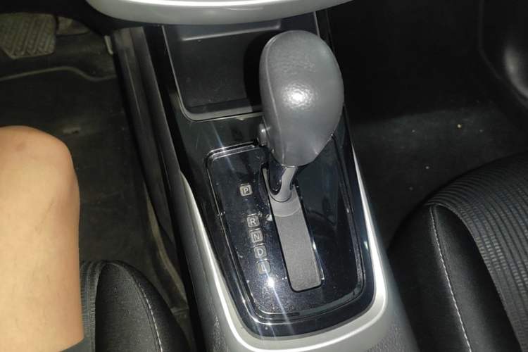 Used Nissan Tiida 2016 1.6L CVT Cool Dynamic Edition Gear Lever